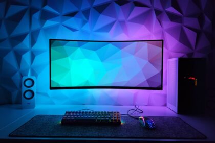 Ein moderner Philips Avent Dampfgarer und Mixer in einem kompakten Küchengerät, umgeben von frischem Gemüse und Babygläschen, symbolisiert die vielseitige 4-in-1-Funktion zur schonenden Babynahrungszubereitung.