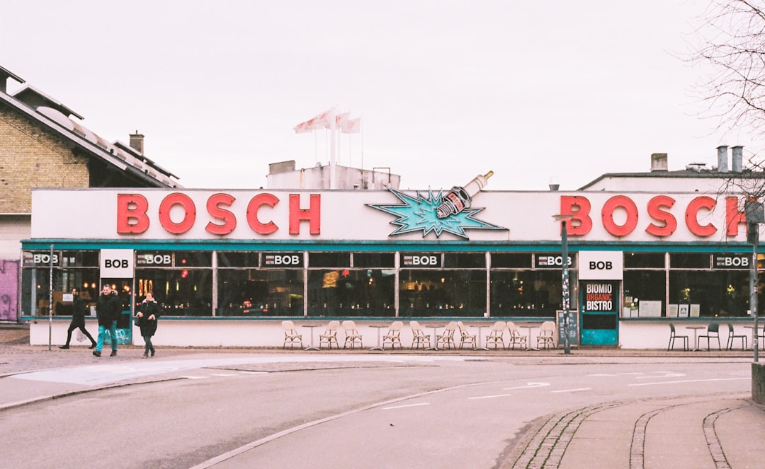 Bosch Relaxx Serie 8 ProAnimal BGS7PET1 Staubsauger in Aktion, der Tierhaare von einem Teppich aufsaugt, mit modernem Design und spezieller Tierhaardüse.