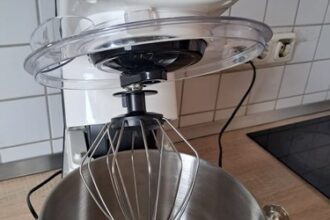OSTBA Küchenmaschine weiß mit Edelstahlschüssel, Spritzschutz