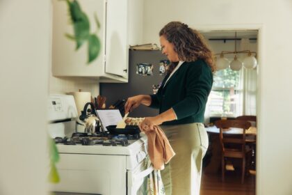 Tefal Intuition Topfset mit vier Töpfen, gleichmäßige Wärmeverteilung auf einem Herd, modernes Edelstahl-Design.