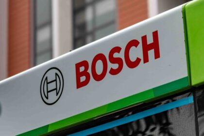 Ein silberner Wassertank für Dampfbacköfen, bereit zum Einsetzen, umgeben von aufsteigendem Dampf, der für gleichmäßige Feuchtigkeit beim Backen sorgt.