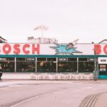Bosch Relaxx Serie 8 ProAnimal BGS7PET1 Staubsauger in Aktion, der Tierhaare von einem Teppich aufsaugt, mit modernem Design und spezieller Tierhaardüse.