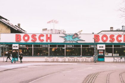 Bosch Relaxx Serie 8 ProAnimal BGS7PET1 Staubsauger in Aktion, der Tierhaare von einem Teppich aufsaugt, mit modernem Design und spezieller Tierhaardüse.