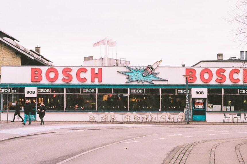 Bosch Relaxx Serie 8 ProAnimal BGS7PET1 Staubsauger in Aktion, der Tierhaare von einem Teppich aufsaugt, mit modernem Design und spezieller Tierhaardüse.