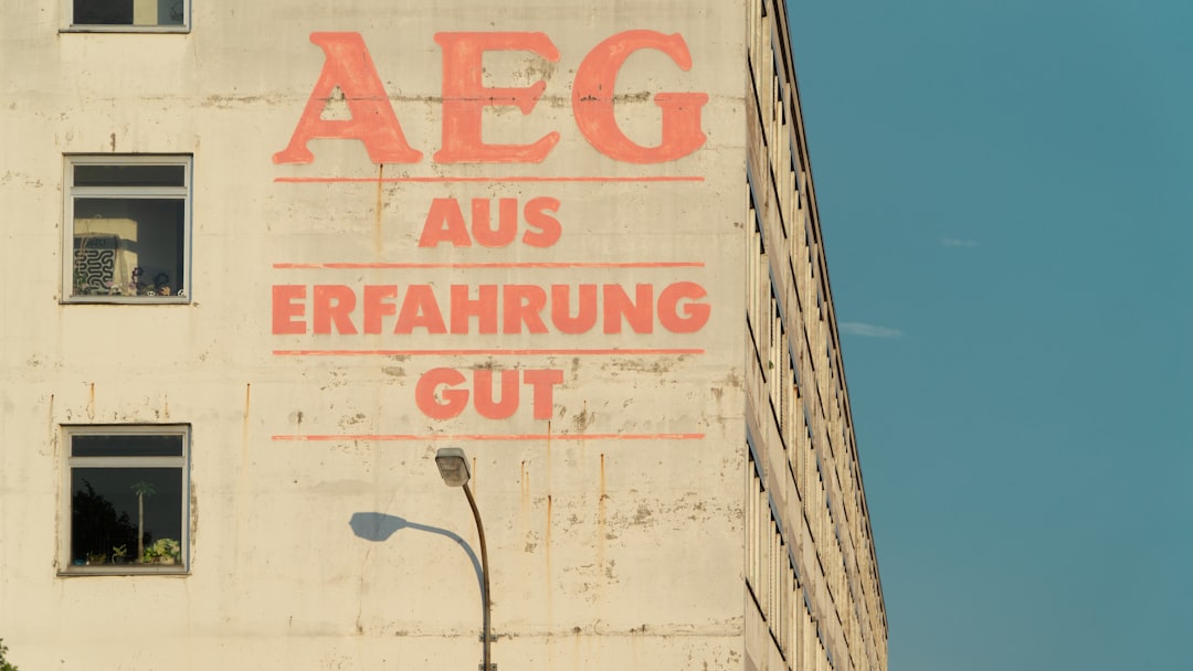 Ein moderner AEG Einbaubackofen mit SurroundCook-Technologie, der gleichmäßige Bräune ohne Wenden verspricht.