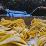 Frau formt mit der Unold Nudelmaschine Nora frischen Teig zu hausgemachter Pasta.