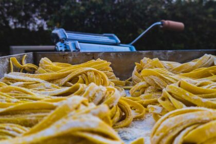 Frau formt mit der Unold Nudelmaschine Nora frischen Teig zu hausgemachter Pasta.