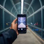 Ein schlanker, weißer Samsung Jet 65 Pet Akku-Staubsauger mit digitaler Display-Anzeige, der auf einem Holzboden steht und eine rotierende Bürstenwalze mit blauen Borsten zeigt, umgeben von einigen sichtbaren Tierhaaren und einem staubsaugenden Hund im Hintergrund.