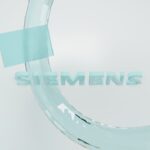 Zwei moderne, weiße Siemens Waschmaschine und Wärmepumpentrockner stehen nebeneinander in einem hellen, modernen Hauswirtschaftsraum, mit geöffneten Türen und leuchtendem Display, die ihre energiesparende Effizienz und hohe Verarbeitungsqualität betonen.