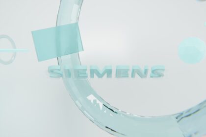 Zwei moderne, weiße Siemens Waschmaschine und Wärmepumpentrockner stehen nebeneinander in einem hellen, modernen Hauswirtschaftsraum, mit geöffneten Türen und leuchtendem Display, die ihre energiesparende Effizienz und hohe Verarbeitungsqualität betonen.