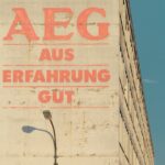 Weinglashalter in der Spülmaschine, der zwei Kristallgläser sicher an der Halterung fixiert, während Wasserstrahlen sie umspülen.