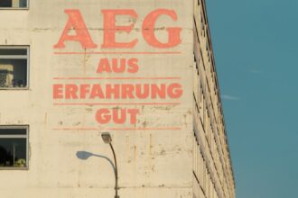 Weinglashalter in der Spülmaschine, der zwei Kristallgläser sicher an der Halterung fixiert, während Wasserstrahlen sie umspülen.